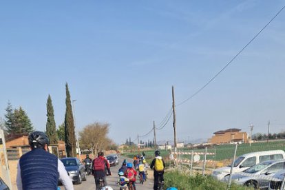 Pares i alumnes que van anar ahir amb bicicleta a l’escola Espiga.