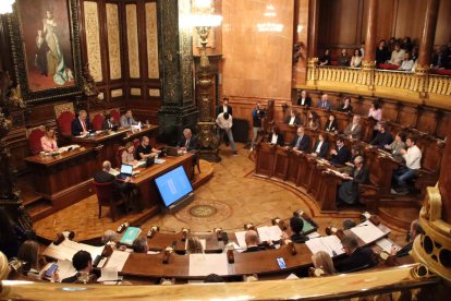 Un moment del ple que l’ajuntament de Barcelona va celebrar ahir per votar els pressupostos.