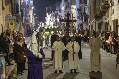 L’avinguda Homenatge a la Vellesa de Bellpuig, plena de devots seguint la processó.