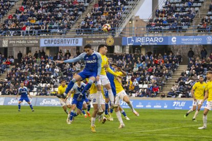 Una acció del partit entre el Lleida i el Badalona Futur disputat el 25 de febrer.