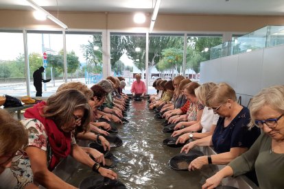 Una associació de dones participant en el taller de recerca d’or a l’equipament.