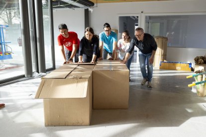 Membres de l’associació de famílies d’alumnes (AFA) i regidors movent ahir caixes amb mobles.