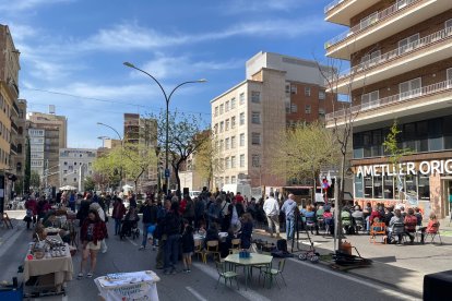 Productores y ciutadanos esta mañana en el corte en Prat de la Riba