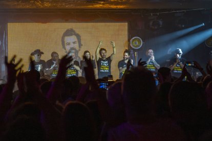 La sala Cotton de Lleida va vibrar divendres a la nit amb el record musical al cantant Pau Donés.