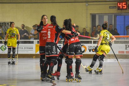 Les jugadores del Telecable Gijón celebren un dels tres gols de la primera meitat.