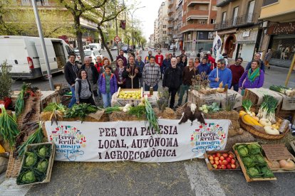 Agricultors i membres de les organitzacions convocants ahir al tall a Prat de la Riba.