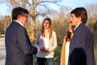 Puigdemont conversant amb Jeannine Abella, Mònica Sales i Salvador Vergés en la reunió d’ahir.