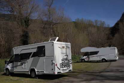 Turistes al Parc d’Aventura de Rialp.