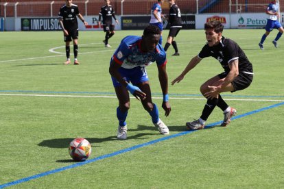 Moró Sidibé i un defensa visitant criden de dolor en un xoc entre els dos.