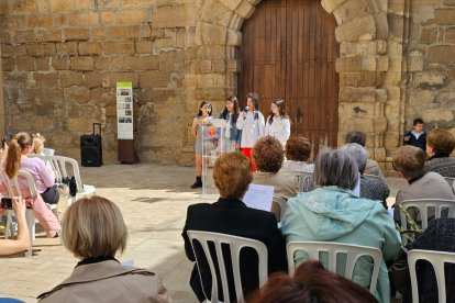 Massalcoreig va celebrar ahir el Dia Mundial de la Poesia amb un recital de veïns i alumnes de L’Oliver.