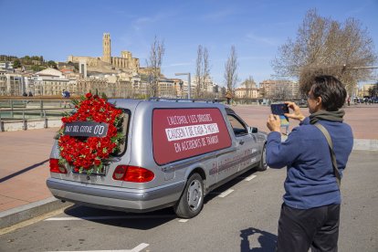 El cotxe fúnebre de la campanya de Trànsit va recórrer els carrers de Lleida ciutat i altres de lleidatanes el 12 de març passat.