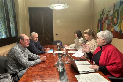 La reunió d’ahir entre representants de la Paeria i l’EMD de Sucs.