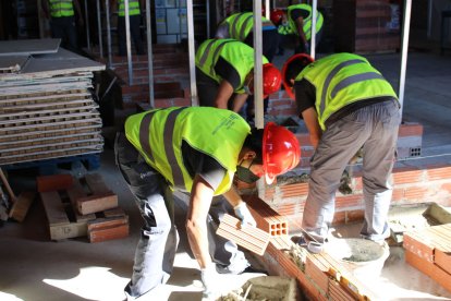 Treballadors de la construcció en la seua jornada laboral en una obra.