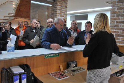 Els regants presentant les primeres reclamacions patrimonials a la Casa Canal de Mollerussa.