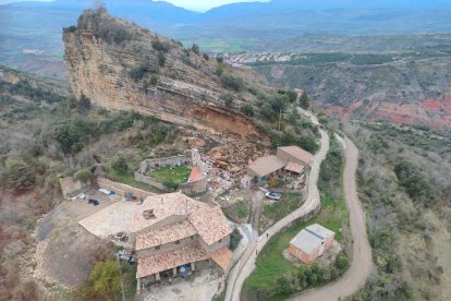 Imatge aèria del despreniment de roques i terra sobre la casa.