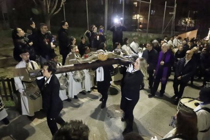 La imatge de Jesús crucificat, en el moment en què arribava ahir a l’església de Sant Martí.