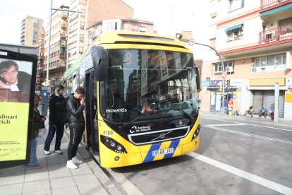 La línia 8 surt del baixador de l’avinguda Madrid i recorre el Clot, Balàfia i el Pla de Gualda.