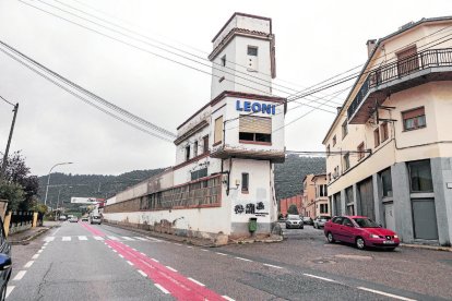 L’edifici ocupa tota una illa de la població a l’entrada per la carretera de Ponts.