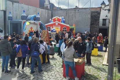 El bon temps va animar els visitants a recórrer els carrers de la població.