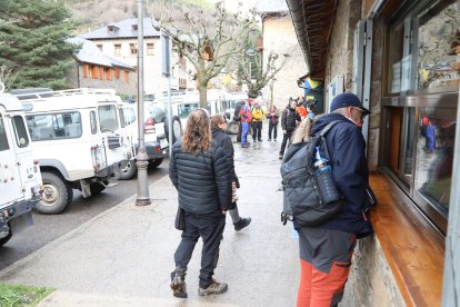 Turistes a la parada de taxis d’Espot, a l’entrada del Parc Nacional.