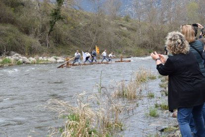 El públic va animar ahir els dos rais a la baixada pel riu Segre.