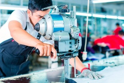 Un treballador, en el seu lloc de treball en una empresa industrial.