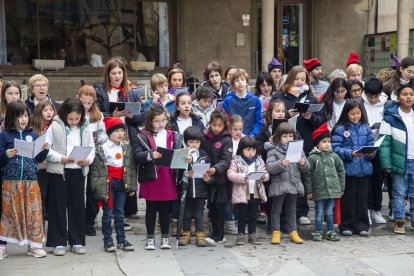 La Coral Infantil Nova Cervera, durant l’actuació a la capital de la Segarra.