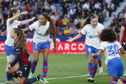 Jugadores del Barça celebren un dels gols.