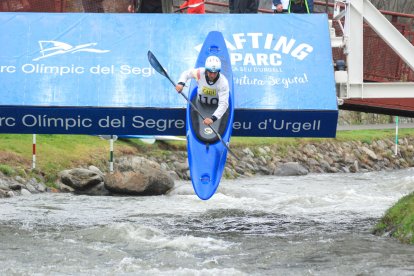 Miquel Farran salta des de la plataforma del Parc del Segre per afrontar la prova de caiac cros.