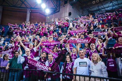 Més de 300 lleidatans van estar ahir acompanyant l’ICG Força Lleida al Palacio de los Deportes de la Rioja.