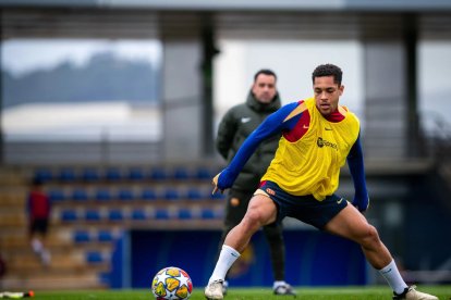 Xavi observa Vitor Roque durant la sessió d’entrenament d’ahir a la Ciutat Esportiva.