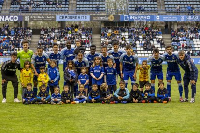 La plantilla es va fer la foto inicial amb joves aficionats escollits en un sorteig del club.