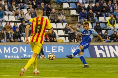 Juan Cruz Agüero remata a la porteria de Nil amb una volea amb la cama esquerra.