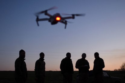 Soldats ucraïnesos pilotant un dron.