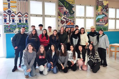 Foto de família dels participants al costat de l’edil d’Educació.