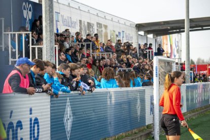 Vista de la grada del Recasens en el partit de l’equip femení davant del Barça B.