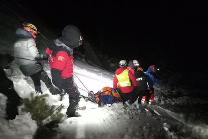 Evacuació dels ferits diumenge a la nit fins a una zona on van muntar un campament.