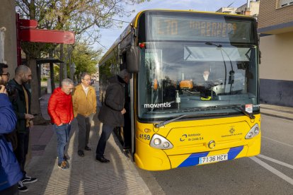 Usuaris pujant ahir al bus llançadora a Magraners.