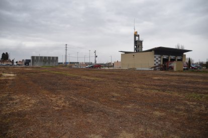 Les parcel·les s’ubiquen a peu de la carretera de Linyola, LP-3322.