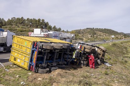 Imatge del camió bolcat.