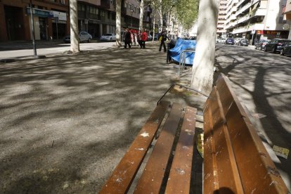Un banc i el terra del carrer Doctora Castells, ple de femta de coloms ahir a la tarda. - AMADO FORROLLA