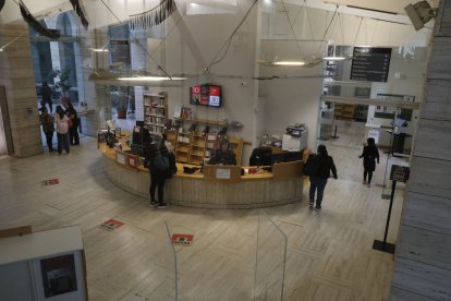 Vestíbulo y mostrador de atención al usuario de la Biblioteca Pública de Lleida, objeto de la reforma. - AMADO FORROLLA