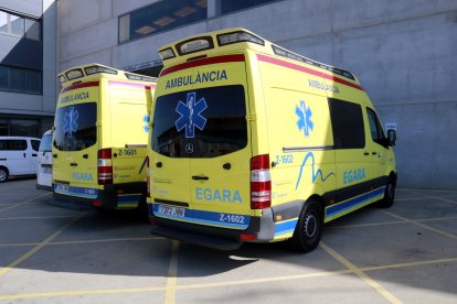 Dos ambulancias de la empresa Egara aparcadas delante la sede de la firma en Lleida
