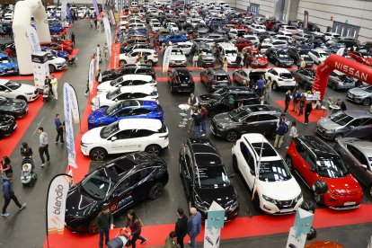 Imagen de archivo de una feria de venta de coches. EFE/Luis Tejido