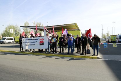 Treballadors i membres del sindicat CGT ahir a la seu d’Egara.