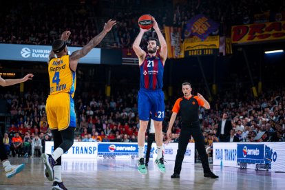 Abrines llança un triple en una acció del partit d’ahir.