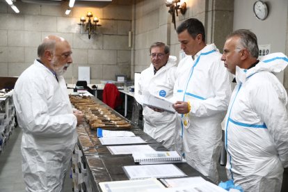 Sánchez va visitar ahir el laboratori forense on analitzen les exhumacions del Valle de Cuelgamuros.