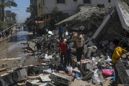 Una família busca entre les restes d’un edifici al sud de Gaza.