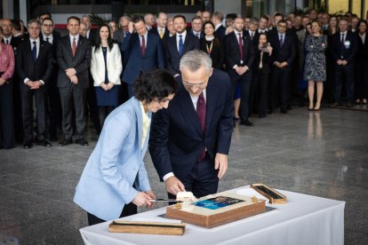 Jens Stoltenberg i la ministra d’Exteriors belga, Hadja Lahbib, ahir en la cimera de l’OTAN.