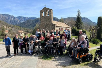 Els participants en la caminada per Sant Llorenç de Morunys.